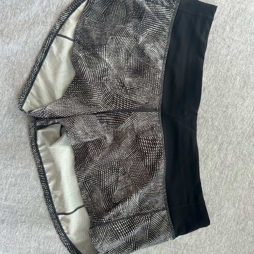 Lululemon Black & White Patterned Women’s Speed Up Shorts